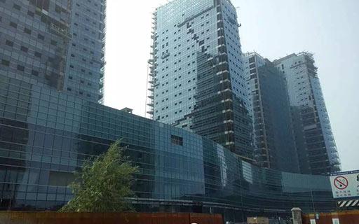 铝合金门窗和玻璃幕墙之间有什么不同?