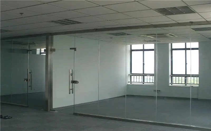 如何安装办公室的玻璃隔断